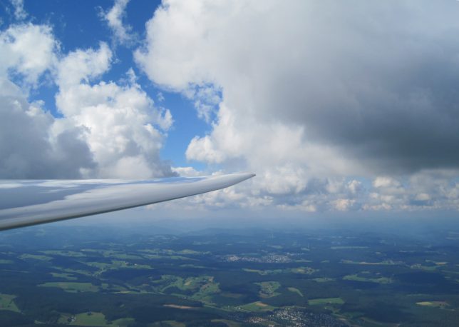 Segelflugzeug und Wolken